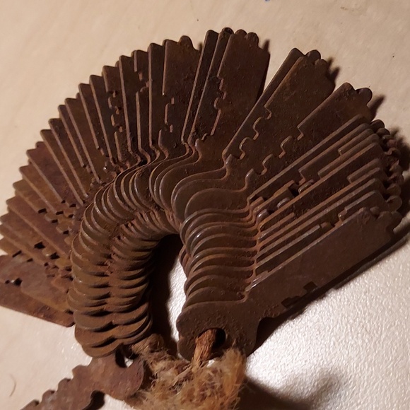 Antique Skeleton Keys Lot of 38 Different Types Small Tied With String - Picture 5 of 6